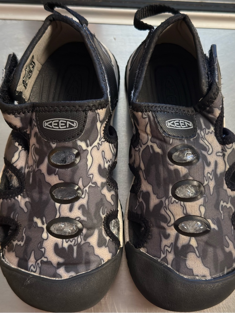 Keen Kids Black & Gray stingray Camouflage Water Shoes